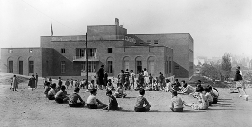 Alumnes davant de l’Instituto-Escuela, Madrid, cap al 1933. Alumnes davant de l’Instituto-Escuela, Madrid, cap al 1933.