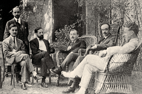 D'esquerra a dreta, Alberto Jiménez Fraud, Juan Ramón Jiménez (dret, darrere), Américo Castro, Manuel García Morente i el crític d'art Àngel Vegué i Goldoni al jardí de la Residencia de Estudiantes, a la seva primera seu del carrer Fortuny, 8, Madrid, cap a 1914. D'esquerra a dreta, Alberto Jiménez Fraud, Juan Ramón Jiménez (dret, darrere), Américo Castro, Manuel García Morente i el crític d'art Àngel Vegué i Goldoni al jardí de la Residencia de Estudiantes, a la seva primera seu del carrer Fortuny, 8, Madrid, cap a 1914.