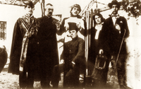 Jos&eacute; Bello, Jos&eacute; Moreno Villa, Luis Bu&ntilde;uel, Jos&eacute; Mar&iacute;a Hinojosa (assegut), Mar&iacute;a Luisa Gonz&aacute;lez i Salvador Dal&iacute;, Toledo, 18 de gener de 1925. Fotografia de Juan Vicens.