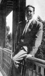  Severo Ochoa a la balconada del Pavell&oacute; Transatl&agrave;ntic a la Residencia de Estudiantes, Madrid, cap al 1930; targeta postal de la Residencia de Estudiantes, Madrid, anys 20. 