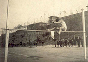 Competición de salto de altura en el concurso atlético de la Residencia de Estudiantes, Madrid, noviembre de 1925 Competición de salto de altura en el concurso atlético de la Residencia de Estudiantes, Madrid, noviembre de 1925