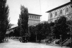 Vista de los edificios de la Residencia de Estudiantes desde «la playa» de la Residencia, hacia 1920 Vista de los edificios de la Residencia de Estudiantes desde «la playa» de la Residencia, hacia 1920