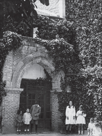 Students in front of the Instituci&oacute;n Libre de Ense&ntilde;anza