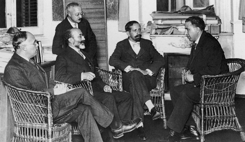 Tom&aacute;s Navarro Tom&aacute;s, Ram&oacute;n Men&eacute;ndez Pidal, Homero Ser&iacute;s (de pie), Am&eacute;rico Castro y Pedro Salinas, 1928.