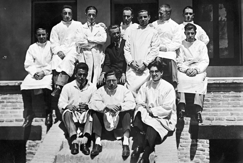 Residencia de Estudiantes, Madrid. Paulino Su&aacute;rez, director del Laboratorio de Bacteriolog&iacute;a de la Residencia de Estudiantes, con residentes de tercer a&ntilde;o de Medicina, Madrid, curso 1926-1927.