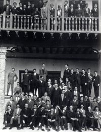 Grupo de residentes frente al Pabell&oacute;n Transatl&aacute;ntico, Madrid, marzo de 1925. En el &aacute;ngulo inferior derecho: Federico Garc&iacute;a Lorca, Le&oacute;n S&aacute;nchez Cuesta y Salvador Dal&iacute;. En la fila superior: &Aacute;ngel Garma (segundo por la derecha), Ricardo Orueta y Gonzalo Gurriar&aacute;n (sentados tercero y cuarto por la izquierda), Paulino Su&aacute;rez y Claudio S&aacute;nchez Albornoz (de pie, en el centro).
