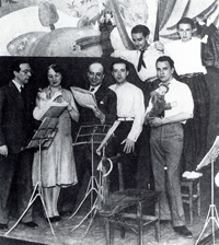 Cipriano Rivas Cherif, Eva Aggerholm, Daniel V&aacute;zquez D&iacute;az, Ernesto Halffter, Juan Manuel D&iacute;az Caneja, Jos&eacute; Caballero y Rafael V&aacute;zquez Aggerholm, en el estreno en Espa&ntilde;a de Historia de un soldado, de Igor Stravinsky, Madrid, 11 de junio de 1931.