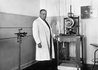 Blas Cabrera, en el laboratorio del Instituto Nacional de F&iacute;sica y Qu&iacute;mica, Madrid, 1932