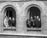 De izquierda a derecha, Carlos Fern&aacute;ndez Tornero, Carlos Lorenzo, Garikoitz Cuevas, Carolina Garc&iacute;a Rizo, Salvador Guerrero, Josan Hatero y Jos&eacute; &Aacute;ngel Zamora en las ventanas de uno de los Pabellones Gemelos de la Residencia de Estudiantes, 16 de abril de 1998.