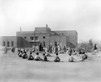 Alumnos frente al Instituto-Escuela, Madrid, hacia 1933. Alumnos frente al Instituto-Escuela, Madrid, hacia 1933.