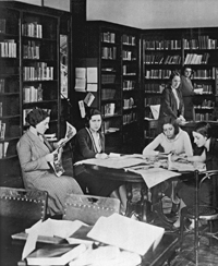 Biblioteca de la Residencia de Señoritas en la calle Miguel Ángel, 8, Madrid, 1930. Biblioteca de la Residencia de Señoritas en la calle Miguel Ángel, 8, Madrid, 1930.