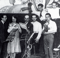 Cipriano Rivas Cherif, Eva Aggerholm, Daniel V&aacute;zquez D&iacute;az, Ernesto Halffter, Juan Manuel D&iacute;az Caneja, Jos&eacute; Caballero y Rafael V&aacute;zquez Aggerholm, en el estreno en Espa&ntilde;a de Historia de un soldado, de Igor Stravinsky, Madrid, 11 de junio de 1931.