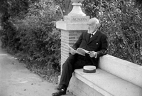 Santiago Ramón y Cajal en la Residencia de Estudiantes, Madrid, fotograma del documental ¿Qué es España?, de Luis Araquistáin, 1929 Santiago Ramón y Cajal en la Residencia de Estudiantes, Madrid, fotograma del documental ¿Qué es España?, de Luis Araquistáin, 1929