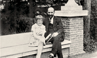 Juan Ramón Jiménez con una niña en el banco del duque de Alba, hacia 1926. Residencia de Estudiantes, Madrid. Juan Ramón Jiménez con una niña en el banco del duque de Alba, hacia 1926. Residencia de Estudiantes, Madrid.