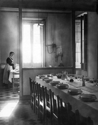 Comedor de la Residencia de Estudiantes en su primera sede de la calle Fortuny en la década de 1910. Comedor de la Residencia de Estudiantes en su primera sede de la calle Fortuny en la década de 1910.