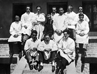 Residencia de Estudiantes, Madrid. Paulino Suárez, director del Laboratorio de Bacteriología de la Residencia de Estudiantes, con residentes del tercer año de Medicina, Madrid, curso 1926-1927 Residencia de Estudiantes, Madrid. Paulino Suárez, director del Laboratorio de Bacteriología de la Residencia de Estudiantes, con residentes del tercer año de Medicina, Madrid, curso 1926-1927