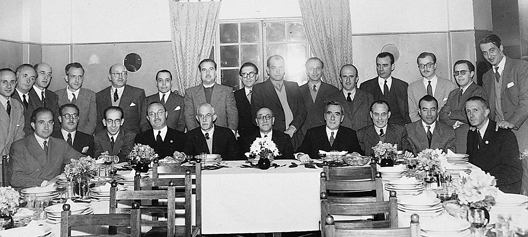 Fotografía de un encuentro de antiguos residentes firmada y dedicada por los asistentes a Alberto Jiménez Fraud, México D. F., 1 de diciembre de 1947. De izquierda a derecha, de pie, Enrique Díez- Canedo, Blas Cabrera Sánchez, García Valdecasas, Rafael Méndez, Luis Fanjul, un hermano de Rafael Méndez, José Guardiola, Jesús Bal y Gay, Luis Buñuel, Carlos Martínez, Marcelo Santaló, Felipe Fernández Arche, J. Díez-Canedo, Federico Américo y Manuel Jiménez; sentados, Arturo Sáenz de la Calzada, A. Carretero, Javier Malagón, A. Establier, L. Santullano, F. Martínez Torner y C. Bolívar. Fotografía de un encuentro de antiguos residentes firmada y dedicada por los asistentes a Alberto Jiménez Fraud, México D. F., 1 de diciembre de 1947. De izquierda a derecha, de pie, Enrique Díez- Canedo, Blas Cabrera Sánchez, García Valdecasas, Rafael Méndez, Luis Fanjul, un hermano de Rafael Méndez, José Guardiola, Jesús Bal y Gay, Luis Buñuel, Carlos Martínez, Marcelo Santaló, Felipe Fernández Arche, J. Díez-Canedo, Federico Américo y Manuel Jiménez; sentados, Arturo Sáenz de la Calzada, A. Carretero, Javier Malagón, A. Establier, L. Santullano, F. Martínez Torner y C. Bolívar.