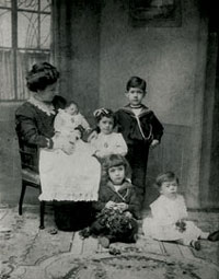 He has four siblings: Luis, Concha, Carlos, and Mar&iacute;a Emilia, as well as two half brothers: Mariano and Federico Altolaguirre Palma
