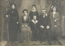 Jes&uacute;s Bal y Gay (en el centro) con su familia. A su derecha, Concepci&oacute;n e Isabel Gay N&uacute;&ntilde;ez (madre y t&iacute;a de Jes&uacute;s); detr&aacute;s, su hermano Luis; a su izquierda, su padre, Jes&uacute;s Bal Roca, y su hermana Carmen, Lugo, hacia 1909. 