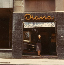 Rosita Garc&iacute;a Ascot en la entrada de la Galer&iacute;a Diana, M&eacute;xico, hacia 1956.