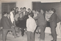 Rosita Garc&iacute;a Ascot, Jes&uacute;s Bal y Gay, Concha Bad&iacute;a, August Wenzinger, Andr&eacute;s Segovia y el cardenal Quiroga Palacios (en la primera fila), durante los d&iacute;as de la celebraci&oacute;n de los cursos de M&uacute;sica en Compostela, hacia 1965