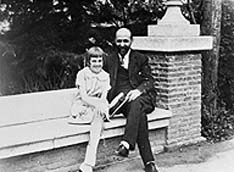 Juan Ram&oacute;n Jim&eacute;nez on the Duke of Alba bench at the Residencia de Estudiantes 
