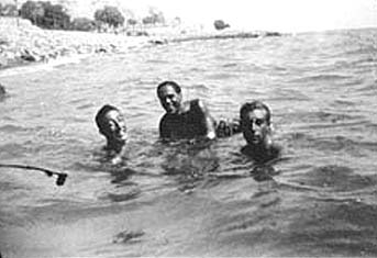 De izquierda a derecha, Dar&iacute;o Carmona, Luis Cernuda y Gerardo Diego en M&aacute;laga, 2 de Septiembre de 1933