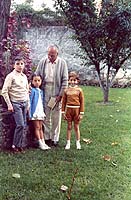 De izquierda a derecha, Manuel Ulacia Altolaguirre, Paloma Ulacia Altolaguirre, Luis Cernuda y Luis Ulacia Altolaguirre, en el jard&iacute;n de Tres Cruces, 11, M&eacute;xico, hacia 1960