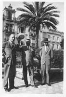De izquierda a derecha, Adriano del Valle, Fernando Villal&oacute;n y Luis Cernuda en Sevilla, en junio de 1928