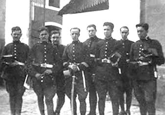 Luis Cernuda, el segundo por la derecha, con compa&ntilde;eros de la escuela militar de Sevilla, hacia 1924