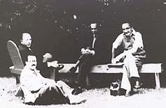 De izquierda a derecha, Eugenio Florit (sentado), Pedro Salinas, Luis Cernuda y Jorge Ma&ntilde;ach en Middlebury College, Vermont, verano de 1948