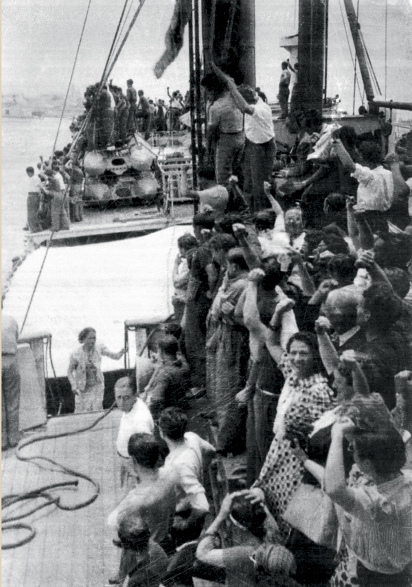 Grupo de exiliados españoles llegan a Veracruz a bordo del vapor «Flandre». Fototeca del Archivo General de la Nación. México