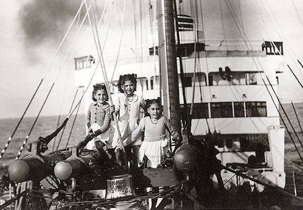 Hermanas Mediavilla a bordo del vapor «Quança», 1941. Archivo del Ateneo Español de México. Expediente personal de Ángel Mediavilla Real.