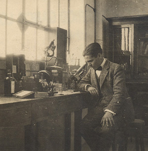 Federico García Lorca mirando por el microscopio en la laboratorio del doctor Pío del Río-Hortega en la Residencia de Estudiantes, Madrid, 1923. Fundación Federico García Lorca