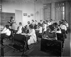 Clase del Instituto Internacional, hacia 1911. Fototeca del Instituto del Patrimonio Cultural de Espa&ntilde;a, MECD.