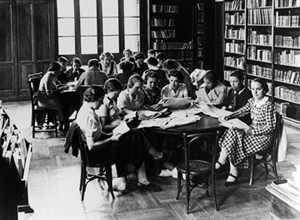 Residentes en la biblioteca de la Residencia de Se&ntilde;oritas en Miguel &Aacute;ngel, 8, hacia 1929. Archivo International Institute in Spain, Madrid.