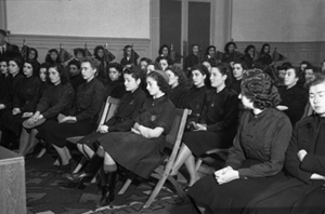 P&uacute;blico asistente a la clausura de un cursillo de instructores provisionales del frente de Juventudes de Falange celebrado en la Residencia de Se&ntilde;oritas, hacia 1940. Archivo Regional de la Comunidad de Madrid. Fondo Fotogr&aacute;fico Mart&iacute;n Santos Yubero.