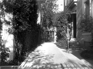 Entrada a la Residencia de Se&ntilde;oritas en la calle de Fortuny, 30, hacia 1916. Fundaci&oacute;n Jos&eacute; Ortega y Gasset-Gregorio Mara&ntilde;&oacute;n, Madrid.
