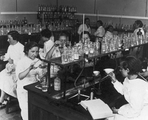 El Laboratorio Foster de la Residencia de Se&ntilde;oritas, hacia 1930. Archivo International Institute in Spain, Madrid.