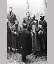 Visita de profesores y alumnos universitarios, entre ellos Jos&eacute; Ortega y Gasset a San Lorenzo de El Escorial, a&ntilde;os 30. Mar&iacute;a Zambrano es la primera a la derecha. Fundaci&oacute;n Mar&iacute;a Zambrano, V&eacute;lez-M&aacute;laga.