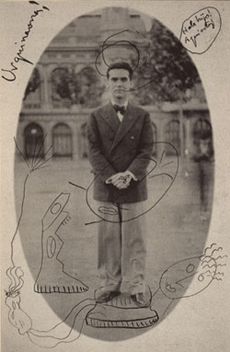 Federico Garc�a Lorca en la plaza de Urquiniona, Barcelona, 1927. Fotograf�a con anotaciones y dibujos enviada por el poeta a Salvador Dal�. 
Colecci�n Patronato Cultural Federico Garc�a Lorca de la Diputaci�n de Granada (donaci�n de Ana Mar�a Dal�)