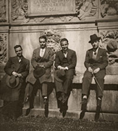 De izquierda a derecha, Francisco Garc&iacute;a Lorca, Federico Garc&iacute;a Lorca, Antonio Luna y Antonio &Aacute;lvarez de Cienfuegos en el Pilar de Carlos V, Granada, 1928. Colecci&oacute;n Fundaci&oacute;n Garc&iacute;a Lorca, Madrid.