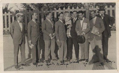 El grupo de la revista L'Amic de les Arts con los nombres escritos por Federico García Lorca. De izquierda a derecha, Manuel Font, J. V. Foix, Sebastià Gasch, Lluís Montanyà, Josep Carbonell, Federico García Lorca, Salvador Dalí y Magí A. Cassanyes, Sitges, 1927. Colección Fundación Federico García Lorca, Madrid. El grupo de la revista L'Amic de les Arts con los nombres escritos por Federico García Lorca. De izquierda a derecha, Manuel Font, J. V. Foix, Sebastià Gasch, Lluís Montanyà, Josep Carbonell, Federico García Lorca, Salvador Dalí y Magí A. Cassanyes, Sitges, 1927. Colección Fundación Federico García Lorca, Madrid.