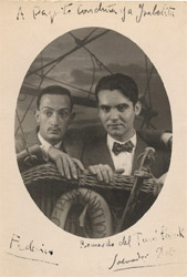 Salvador Dal� y Federico Garc�a Lorca en una verbena, Barcelona, a�os veinte. Con la dedicatoria: �A Paquito, Conchita y a Isabelita�. Fotograf�a de �poca