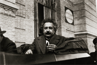 Albert Einstein durante su estancia en Madrid, delante del Museo Nacional de Ciencias Naturales, probablemente camino de la cercana Residencia de Estudiantes, donde pronunci&oacute; una conferencia sobre la teor&iacute;a de la relatividad, marzo de 1923. Archivo General de la Administraci&oacute;n. Alcal&aacute; de Henares, Madrid