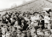 Manuel B. Coss&iacute;o (sentado, en el centro), Domingo Barn&eacute;s (de pie, tras &eacute;l) y, a la derecha de ambos, Jacinta Landa, Gloria de los R&iacute;os y Mar&iacute;a Jos&eacute; Palomares en el tercer aniversario del Coro y Teatro del Pueblo de las Misiones Pedag&oacute;gicas, Bustarviejo (Madrid), 15 de mayo de 1935. Fotograf&iacute;a atribuida a Jos&eacute; Val del Omar. Archivo Mar&iacute;a Jos&eacute; Val del Omar y Gonzalo S&aacute;enz de Buruaga, Madrid