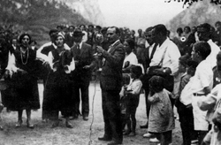 Torner experimenta la nueva tecnolog�a de grabaci�n en presencia de Men�ndez Pidal, Arenas de Cabrales (Asturias), 21 de agosto de 1932. Foto K. Schindler. Archivo de la Hispanic Society, Nueva York.