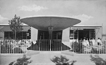 Entrada a dos de las seis aulas del pabell&oacute;n de p&aacute;rvulos del Instituto-Escuela, Secci&oacute;n Altos del Hip&oacute;dromo, proyectado por los arquitectos Carlos Arniches y Mart&iacute;n Dom&iacute;nguez con la colaboraci&oacute;n del ingeniero Eduardo Torroja en la estructura de hormig&oacute;n armado de la marquesina de entrada, Madrid, 1935.