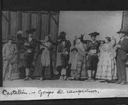 Grupo de campesinos en Castell&oacute;n, entre 1916 y 1932. Trabajo de campo de los investigadores de la Secci&oacute;n de Folclore del Centro de Estudios Hist&oacute;ricos