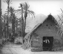 Campesino en una caba&ntilde;a en los alrededores de Orihuela, entre 1916 y 1932. Trabajo de campo de los investigadores de la Secci&oacute;n de Folclore del Centro de Estudios Hist&oacute;ricos. Fotograf&iacute;a en cristal